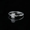 Δακτυλίδι Μονόπετρο Λευκόχρυσο σε σχήμα Emerald Cut με Λευκά Διαμάντια