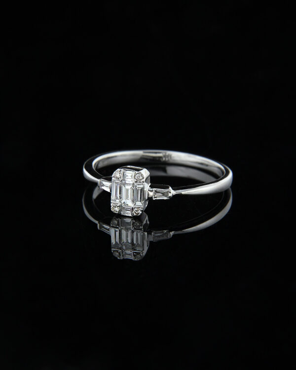 Δακτυλίδι Μονόπετρο Λευκόχρυσο σε σχήμα Emerald Cut με Λευκά Διαμάντια