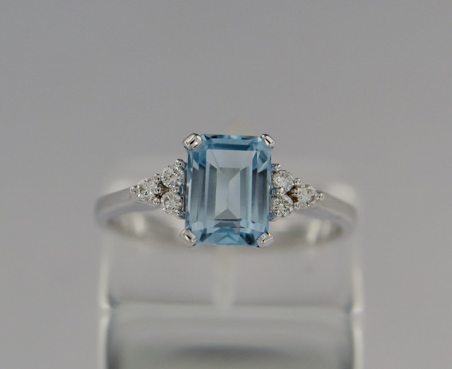 Δακτυλίδι Λευκόχρυσο με Ακουαμαρίνα και Διαμάντια