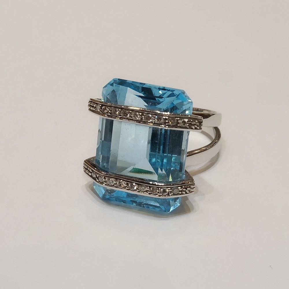 Δακτυλίδι από Λευκόχρυσο με Μπλέ Τοπάζι και Διαμάντια