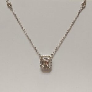 Κολιέ - Μενταγιόν Ροζέτα σε σχήμα Emerald Cut με Αλυσίδα σε Λευκόχρυσο και Λευκά Διαμάντια